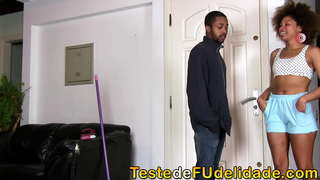 Ang mga boss ng ang pinaka-kahindik-hindik na mga beauties pag-ibig upang tumingin sa iyong mga kasambahay ni sexy Giovanna Bombom sa pamamagitan ng paggiling sa iyong tahanan, sa pamamagitan ng paggamit lamang ng isang pulang lingerie eksena na puno sa-Site na Pagsubok de Fudelidade