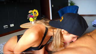 OneNymphoLatina DEEPTHROATS ένα από τους θαυμαστές της και καταπίνει ένα παχύ THROATPIE