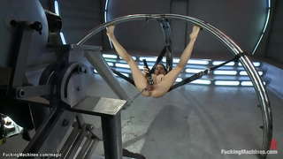 Затсиониро brunette-латиноамериканка Соро Лувв бо косичками раздевает пероҳан то чулок, ва он гоҳ трахается дар мошин меорад ва шадиди оргазмы гуногун позах