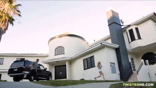 Трахаю парня, когда мама заходит? Круто!