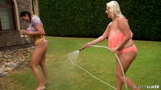 Dildo ඇතුලත් කිරීම් හා Titty ඉරීම සඳහා දෙකක් Busty Lesbians