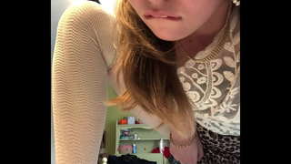 Blonde masturbiert a Rock