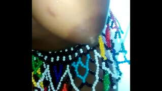 Бабе блацк прикрепляет дилдо на зид, да га налепите у себе