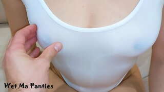 Quente Passo a Irmã vestindo MAIÔ na frente de seu irmão !! PARTE 1