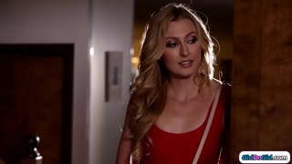 ���ंतर घरी येत उशीरा पुन्हा तिच्या stepmom उठावदार उरोज असलेली ठरवितात ती असेल, समलिंगी संबंध ठेवणारी स्त्री.The stepdaughter करा titsucked milf मांजर licks आणि तिच्या facesits