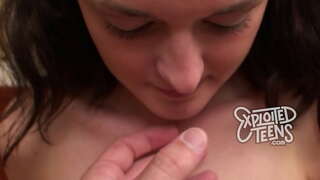 Tīņi ar pigtails dod galvu viņas pirmais porno