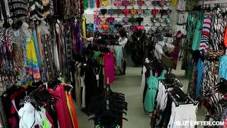 Młoda blondi Hayley Спейдс ssie penisa i w tym samym czasie jej szalenie pieprzą w cipki