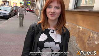 ̕�름다움은 그에게 구강 및 그들은 그 성에서 소파에 면하고 다른 포즈는 어여쁜 소녀는 신음