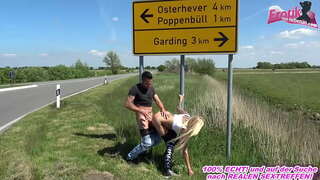 Creampie στο δρόμο με μια ξανθιά cum τσούλα