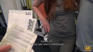 HUNT4K. Pour de l&#039;argent l&#039;homme permet chasseur expérimenté la baise GF droit dans la salle de gym