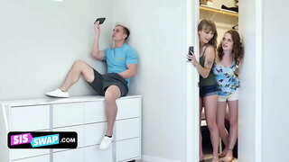 Siswap-Lusty ลูกของแม่เลี้ยหลอกพวกเขาใหญ่ Stepbros และบันทึกพวกเขาอยู่บนโซฟา