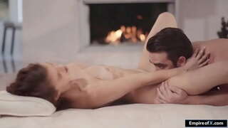 Una morena empleat cony de genolls llavors va agafar pel seu director