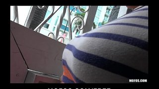 גרויס טאַטוד ברונעט כאַווערטע סאַברינאַ טיילער גיט גרויס ציבור BJ