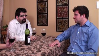 Foot - ഭാര്യ അടയ്ക്കുന്നു കീഴിൽ ടേബിൾ ബിസിനസ് ഇടപാട്