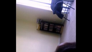 главата с мобилен телефон, след работа