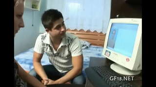 Cas cyw yn codi ei goesau hir.