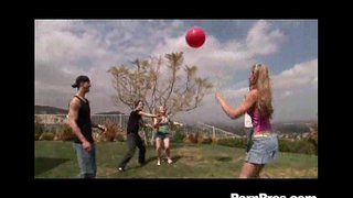 Paglubog Ng Araw Ng Kabataan Sa Paglalaro At Draining Bola