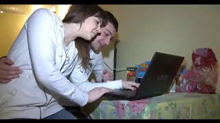 Que o bebé fai fóra da súa camisa azul