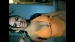 Трепери вруће, скиде одећу