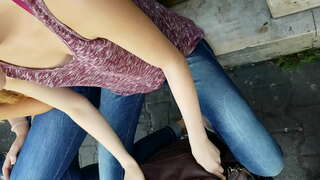 Downblouse gadis-gadis di jalan awam