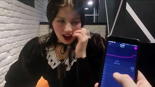 Το κορίτσι είναι πείραζαν από το φίλο με το ohmibod στο εστιατόριο