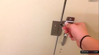 Mile high club brunette fitte fingering &amp;amp; store naturlige pupper