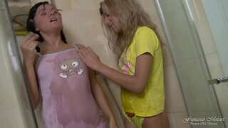 ���ెండు లెస్బియన్ టీనేజ్, ఒక నిజమైన భావప్రాప్తి పురుషాంగము వంటి పరికరము ముధీరిన సెక్స్ ముధీరిన సెక్స్ లో ఉక్కిరి బిక్కిరి చెయ్యి