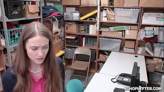 Y ddau shoplyfting teen a mam-gu yn mynd bang gan y horny LP Swyddog Erica Lauren