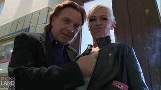 Vivian Schmitt cae, los paparazzi a las víctimas .....