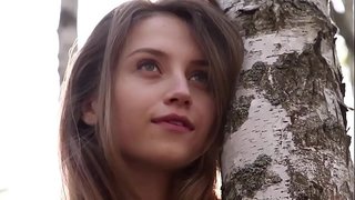 Sweet bhean óg Nicolina deireadh a éadaí i an woods