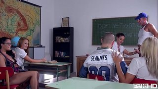 Paaugliai Dolly Diore &amp;amp; Cathy Dangaus pasidalinti mokytojo gaidys su dviem raguotas draugų klasėje