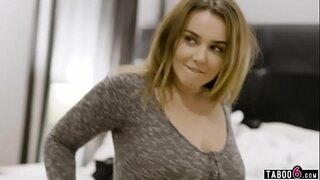 ���िशाल स्तन couchsurfer करण्याचा प्रयत्न केला चोरी पासून माणूस होस्टिंग तिच्या