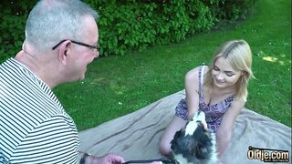 Mladá blondínka robí starý muž vyvrcholenie do úst