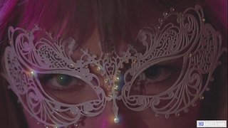 Опытная айым алып келет өздөрүнүн жаңы подругу өзүнчө бөлмөгө