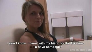 КРАСИВА МОДЕЛ ТРАХАЕТСЯ ЗА ПАРИ!