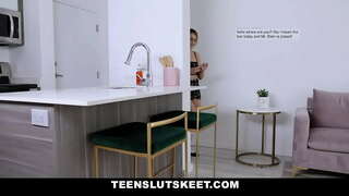 Младо маце позволява однокласснику трахнуть си в замяна на нейните контролни работи