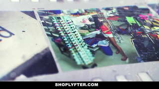 Adolescente rubio é un turno de noite empregado na tenda.A policía detivo para roubar quenda da mañá informes e ela admite que ela faga 1 ou 2 veces.O oficial tira o seu pau e permite a súa gorxa-lo.En cambio, el lambe e fode súa buceta.