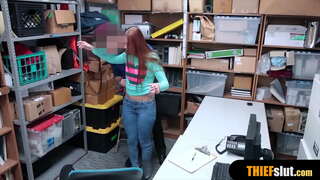 Chân dài thiếu niên đã bị bắt ở trung tâm mua sắm và mạnh mẽ