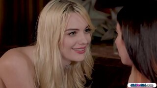 Brunette masofadan boshqarish pultini qidirmoqda va uning qaerdaligini bilsa, fotosini uzoqdan so&#039;raydi.Barcha yalang&#039;och u eshagidagi pult bilan aylanadi.uning barcha qismi uni bo&#039;shashtiradi va u uni yo&#039;ldan ozdiradi.Ular o&#039;pishadi va uni facesitting oldin uning mushuk u yalaymiz