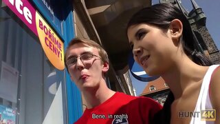 HUNT4K. Aisankannattaja nörtti on onnellinen maksetaan pillua hänen tyttöystävänsä