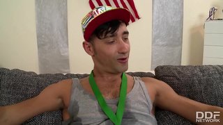 Τυχερός νικητής γαμάει Ανίτα Β. στον κώλο της ενώ η έφηβη λεσβία Τζένη τρίβει την κλειτορίδα υγρό