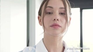 Cachonda Criada Taylor Sands palos de su caliente culo en el aire para dar la bienvenida a 2 pollas en su perfecto coño &amp;amp; dolor de culo después de chupar sus pollas duras! El pago? 2 caliente faciales! Completa película en Private.com!