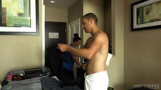 ���້ອງການບໍລິການ! ໃຫຍ່ອອນລາຕິນໄດ້ຮັບຍໍາຫ້ອງການແບບໂດຍທຶກຜູ້ເຂົ້າແລະ squirts ກ່ຽວກັບຫນ້າເອິກຂອງຕົນ.