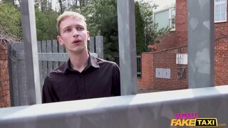 Әйел жалған такси брюнетка ұстап алып, ойнап, өз киской жігіт көрші