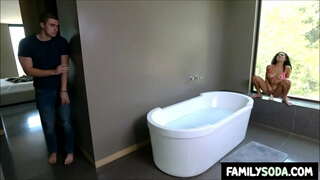 Полубрат проналази резиме сестру трахающейся дилдо у купатилу