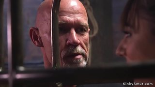 Zamani bwana fucks moto brunette mtumwa kina koo mpaka bangs pussy yake katika kamba utumwa