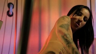 Catra πείθει εκπαιδευτής να κάνει την προπόνηση πιο ζεστό