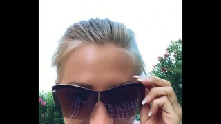 میں نے انگلی میری تنگ کی cunt پر ایک عوامی لان