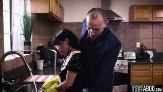 Busty لیٹنا housemaid چھوٹا ہو جاتا ہے کسی نہ کسی طرح پیچھے سے گڑبڑ