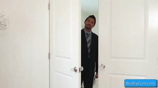 Cutie remaja yang pirang, melakukan menakjubkan hisap di atas putih besar-besaran dick dan suka itu